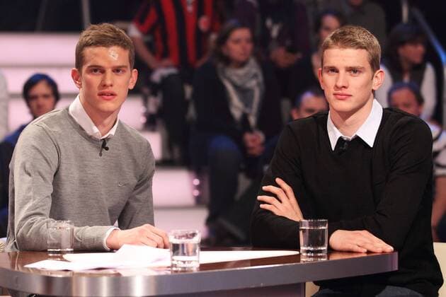 SVEN BENDER (Borussia Dortmund GER, li.) und Zwillingsbruder LARS BENDER (Bayer 04 Leverkusen GER) im aktuellen Sportstudio o0 BVB Bruder, Brüder, Geschwister, Familie, Bruderpaar, Gebrüder Zwillinge