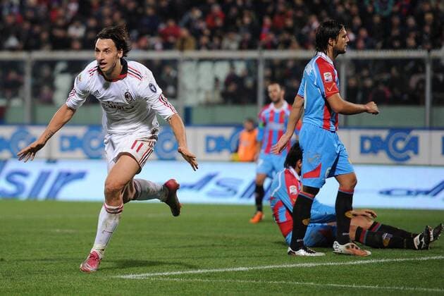 Catania 29 01 2011, Serie A 2010 2011, Catania Calcio - AC Mailand: Zlatan Ibrahimovic (AC Mailand, li.)  o0 Catania Calcio Jubel, Freude Freud und Leid