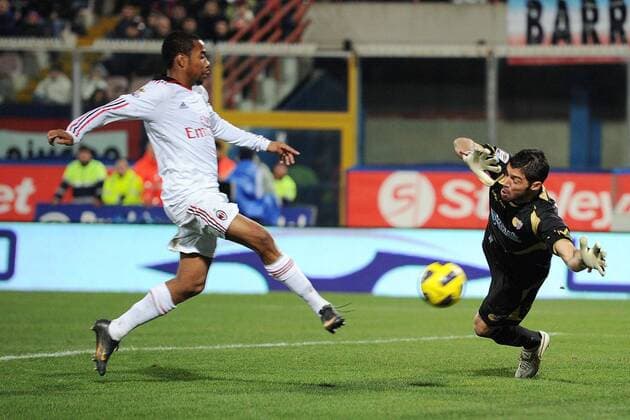 Catania 29 01 2011, Serie A 2010 2011, Catania Calcio - AC Mailand: Robinho (AC Mailand, li.) trifft  o0 Catania Calcio Tor