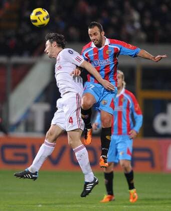 Catania 29 01 2011, Serie A 2010 2011, Catania Calcio - AC Mailand: Mark Van Bommel (AC Mailand, li.) gegen Giuseppe Mascara (Catania) 