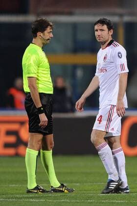 Catania 29 01 2011 - Serie A Catania-Milan Platzverweis für Mark Van Bommel (AC Mailand, re), daneben Schiedsrichter Angelo Massimino  o0 rote Karte Enttäuschung