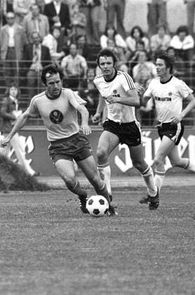 Ludwig Bründl (Braunschweig, li.) gegen Karl Heinz Körbel (Mitte) und Roland Weidle (beide Frankfurt). Eintracht Braunschweig gegen Eintracht Frankfurt 2:0 am 14.06.75. o0 1. BL, Saison 1974 1975, Karlheinz, Charly