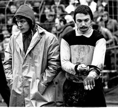 Fußball, Trainerhistorie, Kickers Offenbach Trainer Otto Rehhagel (li.) und Torwart Fred Werner Bockholt (beide Offenbach). Eintracht Braunschweig gegen Kickers Offenbach 1:0 am 12.04.75. o0 1. BL, Saison 1975 1976, Offenbacher Kickers, OFC, pessimistisch