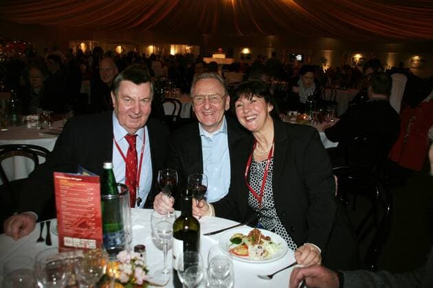 Klaus Bugdahl (GER, 37 Sixdayssiege), Radsportsponsor Klaus-Juergen Jahn (l) und Carola Kirchner (Jahn Bau) stossen im VIP Restaurant auf die Genesung des Berliner Publikumslieblings. 100. Berliner Sechstagerennen 2011