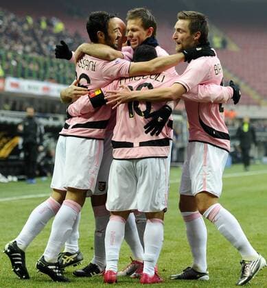 Serie A Inter Mailand (blau schwarz) vs US Palermo (rosa) --- Jubel Fabrizio Miccoli (Mitte) 