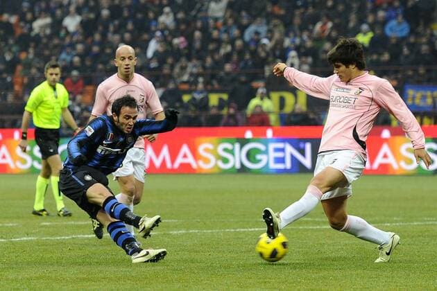 Serie A Inter Mailand (blau schwarz) vs US Palermo (rosa) --- Tor Giampaolo Pazzini (L), Ezequiel Munoz (R) 