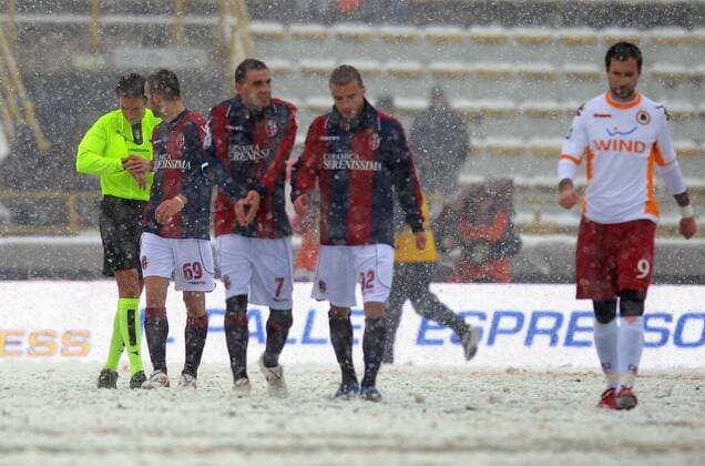 Schiedsrichter Luca Banti bricht das Spiel aufgrund starken Schneefalls ab --- FC Bologna (blau) vs AS Rom (weiß) --- NicoloXZangirolami o0 Abbruch Witterung Platzverhältnisse o0 kurios