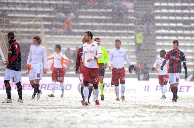Spielabbruch aufgrund starken Schneefall --- FC Bologna (blau) vs AS Rom (weiß) --- NicoloXZangirolami o0 Abbruch Witterung Totale Platzverhältnisse o0 kurios