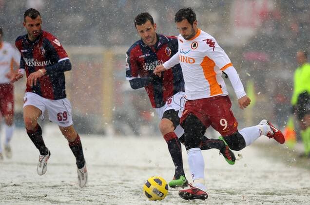 R-L: Mirko Vucinic (Roma), Andrea Esposito und Riccardo Meggiorini (Bologna) --- FC Bologna (blau) vs AS Rom (weiß) --- NicoloXZangirolami o0 Schnee Schneespiel Winter Wetter Witterung