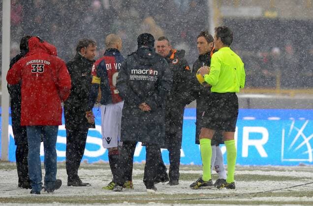 Schiedsrichter Luca Banti (re.) mit Francesco Totti (Roma, 2.v.re.) und Marco Di Vaio (Bologna, 3.v.li.) - Spielabbruch aufgrund starken Schneefall --- FC Bologna (blau) vs AS Rom (weiß) --- NicoloXZangirolami o0 Abbruch Spiel Schnee Schneespiel Winter Wetter Witterung
