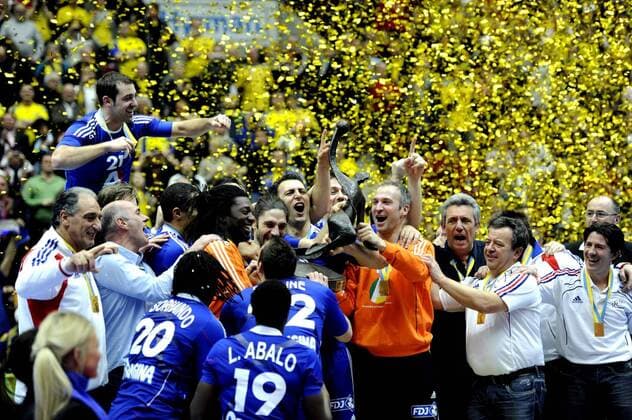 Malmö, WM FINALE --- Frankreich, Weltmeister 2011, Thierry Omeyer (Re) mit Pokal --- KP0300003  o0 Jubel Freude Trophäe Pokal Objekte Totale