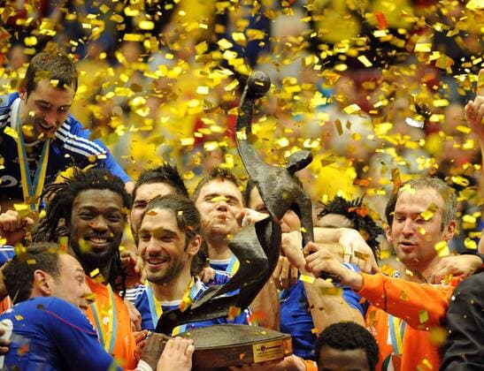 Malmö, Schweden, 30.1.2011 Männer, Handball-Weltmeisterschaft, Finale, Frankreich - Dänemark 37-35 n. Verl. Frankreich ist Weltmeister 2011 mit Thierry Omeyer (R) und Bertrand Gille o0 Pokal, Trophäe, Jubel, Freude, Objekte, Konfetti, Konfettiregen