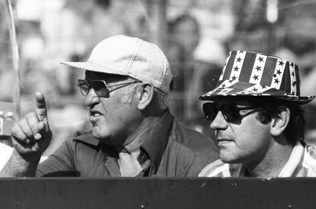 1.BL Saison 1975 1976 Hannover 96 gegen Borussia Mönchengladbach 3:3 am 09.08.1975. Trainer Helmut Kronsbein (li.) mit Mannschaftsarzt Eike van Alste (beide Hannover). o0 Betreuer, kurios, Kopfbedeckung, Hut, Mütze o00 Komik Mode Zeitgeist 70er 70 er Siebziger Jahre