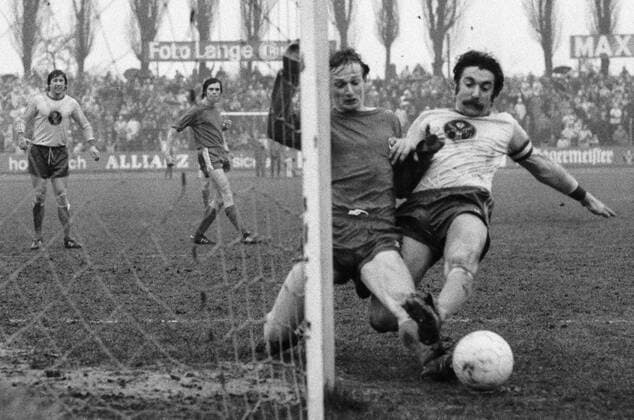 1. BL Saison 1974 1975 Eintracht Braunschweig gegen Kickers Offenbach 1:0 am 12.04.1975. Bernd Gersdorff (re.) gegen Egon Bihn (2.v.re.), dahinter Norbert Janzon (2.v.li., beide Offenbach) und Franz Merkhoffer (li., alle Braunschweig). o0 OFC o00 Aufmacher Kampf Abwehr Rettungstat Grätsche, grätschen, Tackling Kampf Einsatz