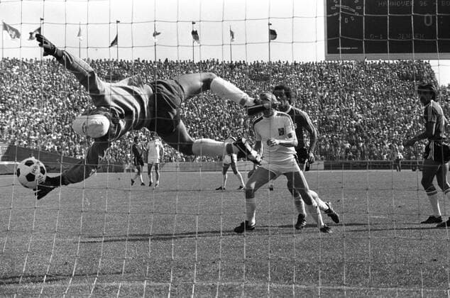 1. BL Saison 1975 1976 Hannover 96 gegen Borussia Mönchengladbach 3:3 am 09.08.1975. Torwart Wolfgang Kleff (Gladbach) streckt sich vergeblich, Wolfgang Lüttges (2.v.re.) lauert erfolgreich neben Peter Hayduk (re., beide Hannover) und hinter Hans Jürgen Wittkamp (Gladbach) auf den Abpraller vom Pfosten o0 Tor, Hintertor, Hintertorkamera, Hintertorperspektive,