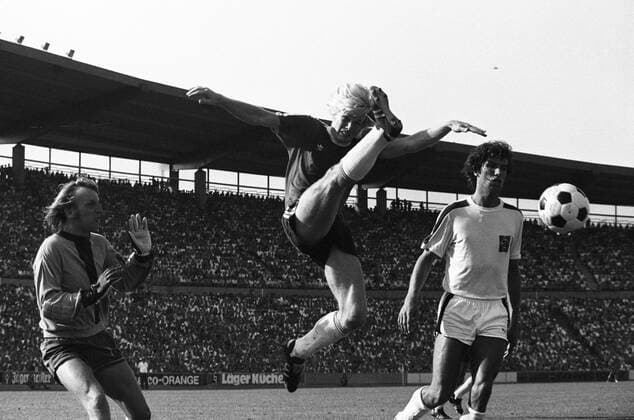 1. BL Saison 1975 1976 Hannover 96 gegen Borussia Mönchengladbach 3:3 am 09.08.1975. Peter Dahl (Hannover, Mitte) gegen Torwart Wolfgang Kleff (li.) und Frank Schäffer (beide Gladbach). o00 Aufmacher Dynamik hohes Bein gestreckt gestrecktes gefährliches Spiel Einsatz