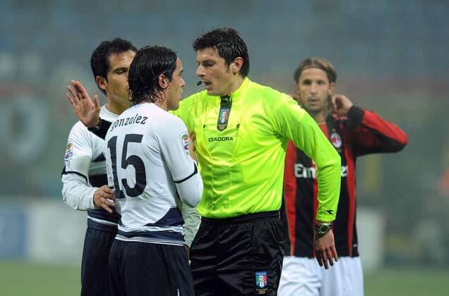 Alvaro GONZALES (Lazio) diskutiert mit Schiedsrichter Antonio Damato - AC Mailand vs. Lazio Rom - NicoloXZangirolami