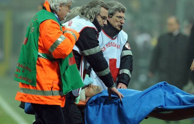 Nicola LEGROTTAGLIE (AC Mailand) muss verletzt vom Platz getragen werden - AC Mailand vs. Lazio Rom - NicoloXZangirolami o0 Verletzung, Sanitäter Erste Hilfe Trage Krankentrage Abtransport