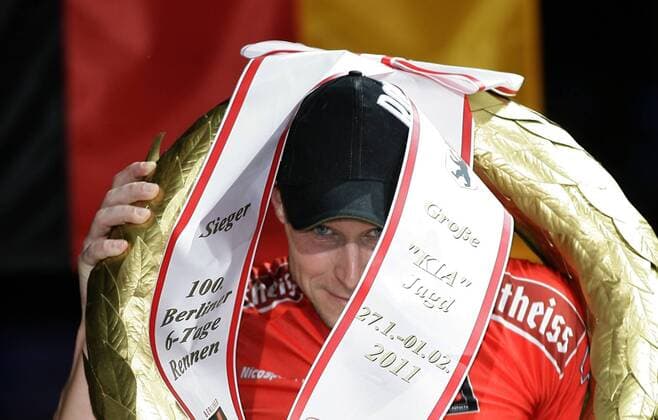 Robert Bartko (Deutschland) gewinnt das 100.Berliner Sechstagerennen Berlin, Velodrom o0 Siegerehrung Sieg Objekte Trophäe