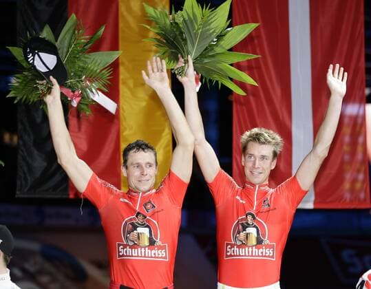 Robert Bartko, links, und Roger Kluge (beide Deutschland) gewinnen das 100.Berliner Sechstagerennen Berlin, Velodrom o0 Siegerehrung Sieg Jubel Freude