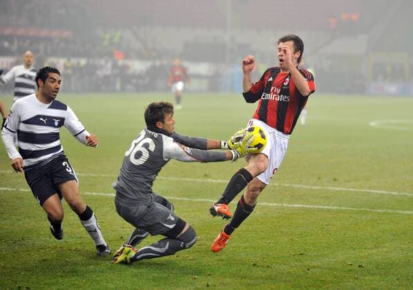 V.li.: ANDRE DIAS, Torwart FERNANDO MUSLERA (beide Lazio) und ANTONIO CASSANO - AC Mailand (rot) vs. Lazio Rom (weiß) -