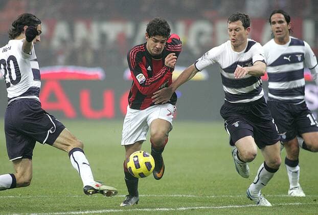 Alexandre PATO (Mitte) gegen STEPHAN LICHTSTEINER (re.) - AC Mailand (rot) vs. Lazio Rom (weiß) -