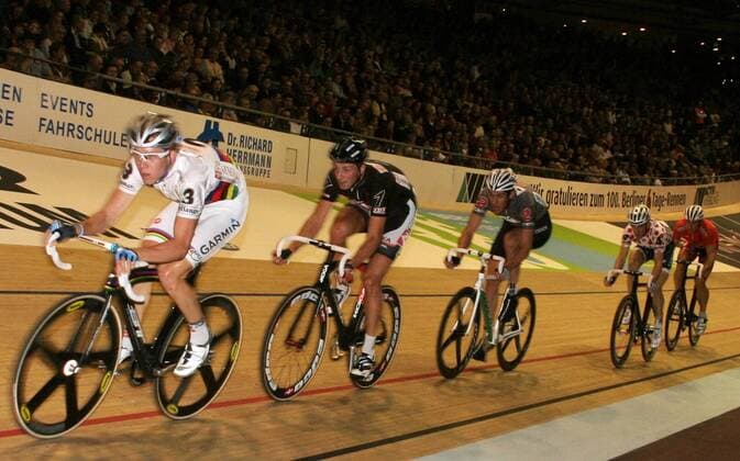 Fuenfermannschaftsfahren im Finale, v.li.: Cameron Meyer (Australien), Peter Schep (Niederlande), Franco Marvulli (Schweiz), Michael Moerkov (Dänemark), Robert Bartko (Deutschland). 100. Berliner Sechstagerennen, Nacht 6, Finale, Velodrom.