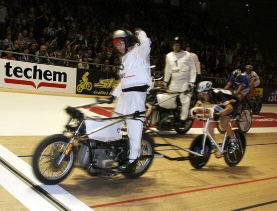 Timo Scholz gewinnt das Steherfinale, sein Schrittmacher Karsten Podlesch (beide Deutschland) jubelt. Giuseppe Atzeni (Schweiz) wird zweiter (Schrittmacher Andre Dippel). 100. Berliner Sechstagerennen, Nacht 6, Finale, Velodrom. o0 Ziel Jubel Freude Sieg