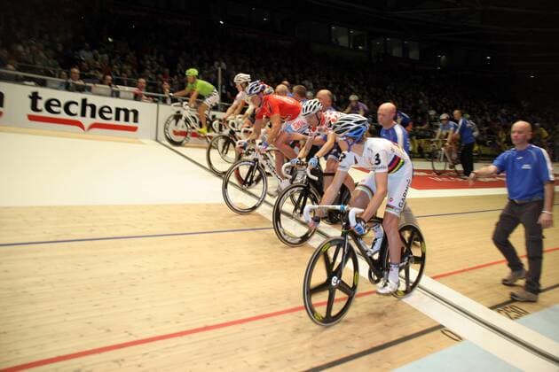 Start zum 60-Minuten-Finale (v.r.): Cameron Meyer (Australien), Michael Moerkov (Dänemark(, Roger Kluge (Deutschland), Leif Lampater (gruenes Trikot, Deutschland). 100. Berliner Sechstagerennen, Nacht 6, Finale, Velodrom.