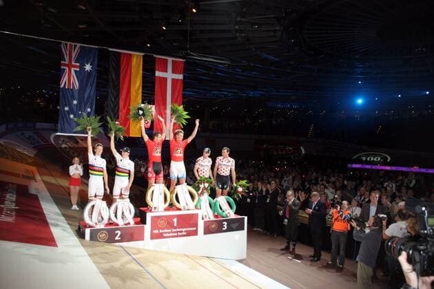 Siegerehrung: Robert Bartko und Roger Kluge (Mitte, beide Deutschland) gewinnen vor Leigh Howard und Cameron Meyer (beide Australien, li.) und Alex Rasmussen und Michael Moerkov (beide Dänemark). 100. Berliner Sechstagerennen, Nacht 6, Finale, Velodrom. o0 Jubel Freude Sieg