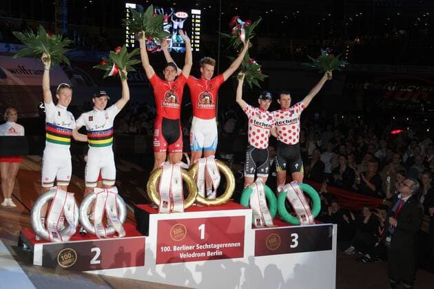 Siegerehrung: Robert Bartko und Roger Kluge (Mitte, beide Deutschland) gewinnen vor Leigh Howard und Cameron Meyer (beide Australien, li.) und Alex Rasmussen und Michael Moerkov (beide Dänemark). 100. Berliner Sechstagerennen, Nacht 6, Finale, Velodrom. o0 Jubel Freude Sieg
