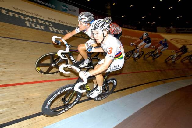 Cameron Meyer ( Australien Garmin Cervelo) und Leigh Howard ( Australien Team HTC Highroad ) beim Wechsel - 100. Berliner Sechstagerennen, Velodrom Berlin