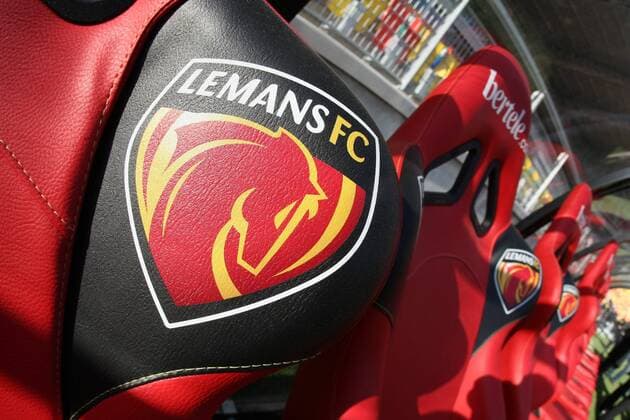 Das MMArena Stade, die neue Heimspielstätte von Le Mans FC Logo auf der Bank xVMichelxFepxPanx  o0 Bank, Ersatzbank Logo, Emblem, Vereinslogo, Vereinsemblem Objekt o00 Fotostory