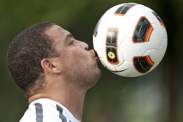 Ronaldo (Corinthians Sao Paulo) hat seine Liebe zum Fußball nicht verloren x(7x)xDanielxAugustoxJr.x  o0 Ballgefühl Ballbehandlung Kuss Freude jonglieren Jonglage Ballkünstler