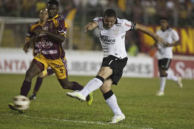 Arrechea und Ronaldo --- Deportes Tolima Ibague vs. Corinthians Sao Paulo x(7x)xDanielxAugustoxJr.x  (1049)