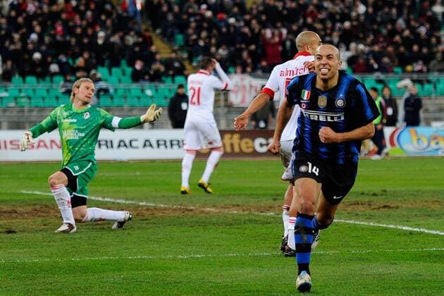 03.02.2011, Bari - Serie A 2010 2011 - AS Bari (weiß) vs Inter Mailand (blau) 0:3 --- Jubel bei Houssine Kharja (re.) - Enttäuschung bei Torwart Jean-Francois Gillet (Bari)  o0 Freude Freud und Leid