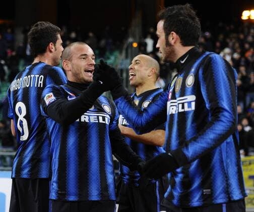03.02.2011, Bari - Serie A 2010 2011 - AS Bari (weiß) vs Inter Mailand (blau) 0:3 --- Jubel Inter, v.li.: Thiago Motta, Wesley Sneijder, Houssine Kharja und Giampaolo Pazzini  o0 Freude