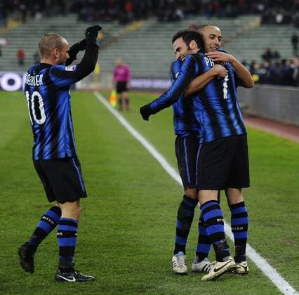 03.02.2011, Bari - Serie A 2010 2011 - AS Bari (weiß) vs Inter Mailand (blau) 0:3 --- Jubel Inter: Houssine Kharja (hi.) - Giampaolo Pazzini (vorn) - Wesley Sneijder (li.)  o0 Freude