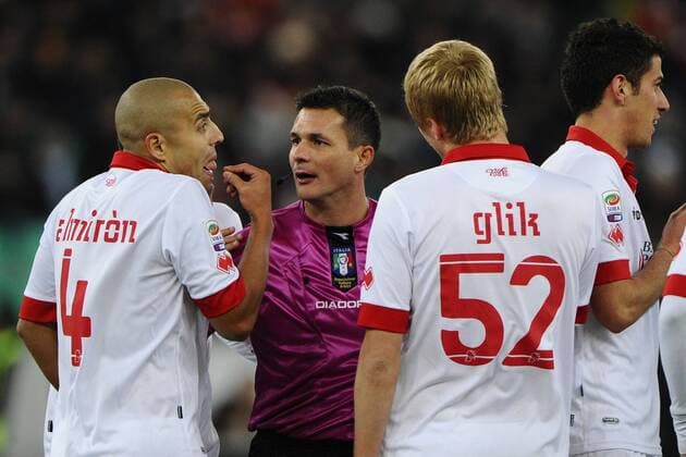 03.02.2011, Bari - Serie A 2010 2011 - AS Bari (weiß) vs Inter Mailand (blau) 0:3 --- Sergio Almiron (li.) beschwert sich bei Schiedsrichter Andrea Romeo 