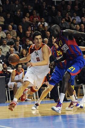 Nihad Djedovic (L) gegen Boniface NDong --- Euro League 2010 2011 - Regal FC Barcelona (Barca blau) vs Lottomatica Rom (weiß) 80:56 ---  o0 N Dong