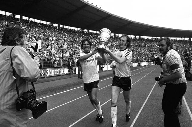 Bernd Lorenz (li.) und Gert Trinklein mit dem Pokal - Eintracht Frankfurt ist DFB Pokalsieger 1974 1975. DFB Pokal Endspiel Saison 1974 1975 Eintracht Frankfurt gegen MSV Duisburg 1:0 am 21.06.1975 im Niedersachsenstadion in Hannover. o0 Pokalspiel, Pokalfinale, Pokalsieger, Feier, Pokal, Trophäe, Objekte, Jubel, Freude