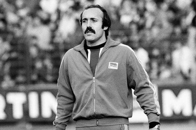 1. BL Saison 1974 1975. Eintracht Braunschweig gegen Hertha BSC Berlin 2:1 am 12.10.1974. Torwart Horst Wolter (Hertha)