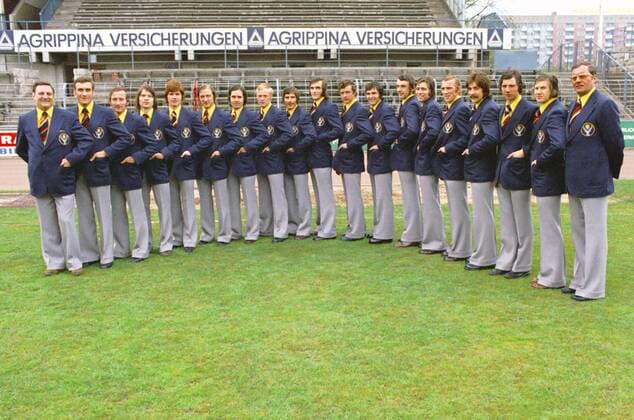 Präsentation der Vereinsanzüge von Eintracht Braunschweig mit dem neuen Logo des Hauptsponsors Jägermeister, v.li.: Masseur Hans Gartmann, Co Trainer Heinz Patzig, Wolfgang Grzyb, Eberhard Haun, Hans Jürgen Hellfritz, Allan Michaelsen, Ludwig Bründl, Bent Jensen, Klaus Gerwien, Torwart Bernd Franke, Friedhelm Haebermann, Rainer Slodczyk, Siegfried Scherzer, Jürgen Dudda, Peter Kaack, Bernd Gersdorff, Dietmar Erler, Franz Merkhoffer und Trainer Otto Knefler o0 Präsentation, Pressetermin, 1. BL, Saison 1972 1973, Fotoshooting, Outfit, Anzug, Vereinsanzug