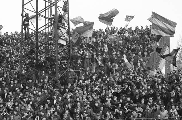 Fußball, Stadiongeschichte Eintracht Braunschweig 1. BL Saison 1976 1977 Eintracht Braunschweig am 20.11.1976. Braunschweiger Fans o0 Fan, Zuschauer, Fahne, Fanfahne, Fanfahnen, Objekte