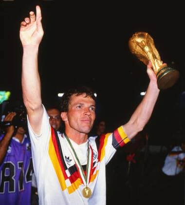 BR Deutschland ist Weltmeister 1990 - Lothar Matthäus präsentiert den Weltpokal - WM Finale 1990 - BRD vs. Argentinien 1:0 - 