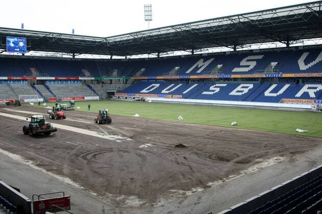 04.02.2011, Duisburg, Fussball, 2. Bundesliga, Neuer Rasen für den MSV Duisburg in der Schauinsland-Reisen-Arena. Neuer Rasen für die Schauninsland-Reisen-Arena in Duisburg. Innerhalb von 6-8 Stunden ist der neue Rasen verlegt. Totale