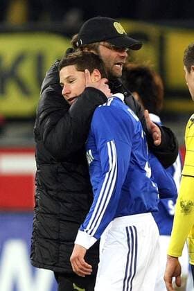 Borussia Dortmund (BVB) - FC Schalke 04, Trainer Jürgen Klopp (Dortmund) nimmt Schalkes Youngster Julian Draxler nach dem Spiel in den Arm.