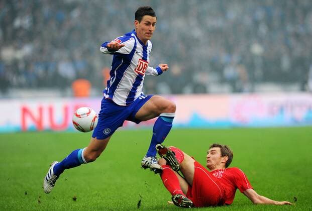 Hertha BSC Berlin vs. 1. FC Union Berlin --- Herthas Rob Friend (blau) gegen Unions Christian Stuff (rot).