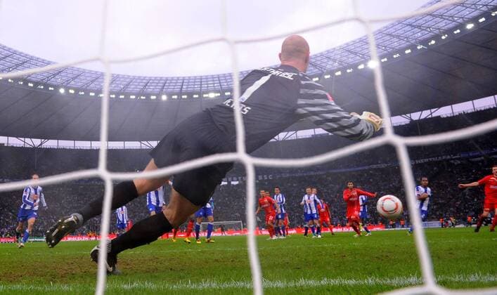 Hertha BSC Berlin vs. 1. FC Union Berlin --- Herthas Schlussmann Maikel Aerts kassiert den Treffer zum 1:2 o0 Hintertor, Hintertorkamera, Hintertorperspektive