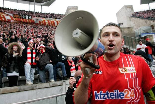Fussball, 2.Bundesliga, Saison 2010 2011: Hertha BSC Berlin vs. 1.FC Union Berlin: Torsten Mattuschka (Union Berlin) jubelt mit Megafon o0 Jubel, Freude Objekte
